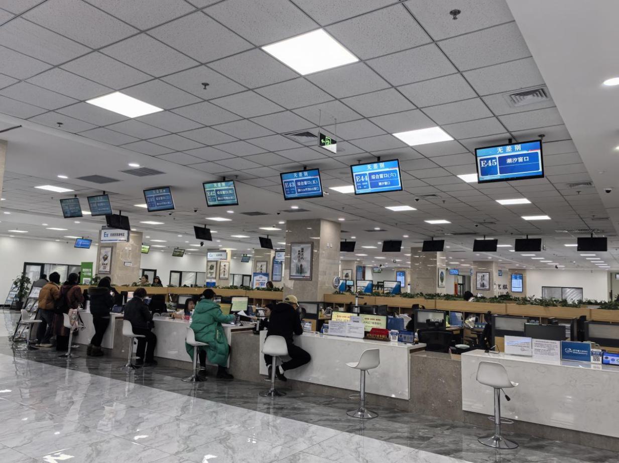 沈陽市蘇家屯區(qū)創(chuàng)新推出全程網(wǎng)辦、網(wǎng)上申辦+材料郵寄等多元辦理模式，打破傳統(tǒng)政務(wù)服務(wù)的時空限制。蘇家屯區(qū)委宣傳部供圖