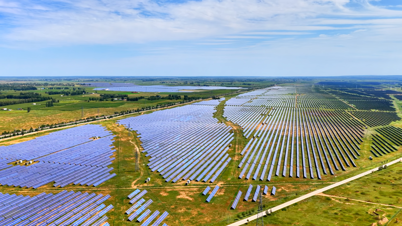 定邊縣連片光伏板鋪展成綠色能源畫(huà)卷。陳煜攝