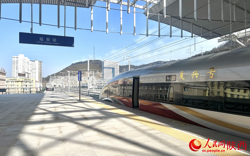 2025年12月26日，C9312次復(fù)興號(hào)列車(chē)抵達(dá)延安站。人民網(wǎng)記者 鄧楠攝