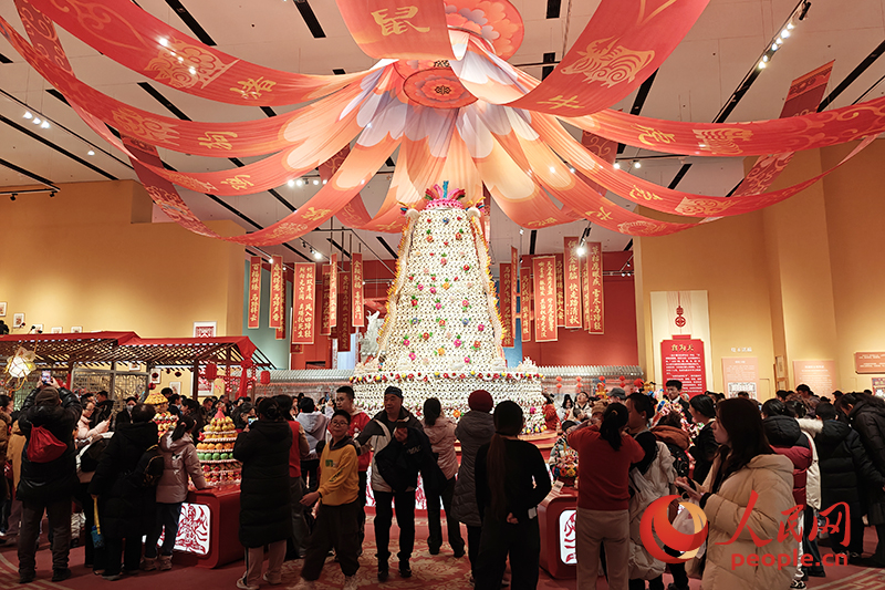 觀眾在中國非物質(zhì)文化遺產(chǎn)館參觀展覽。人民網(wǎng)記者 韋衍行攝