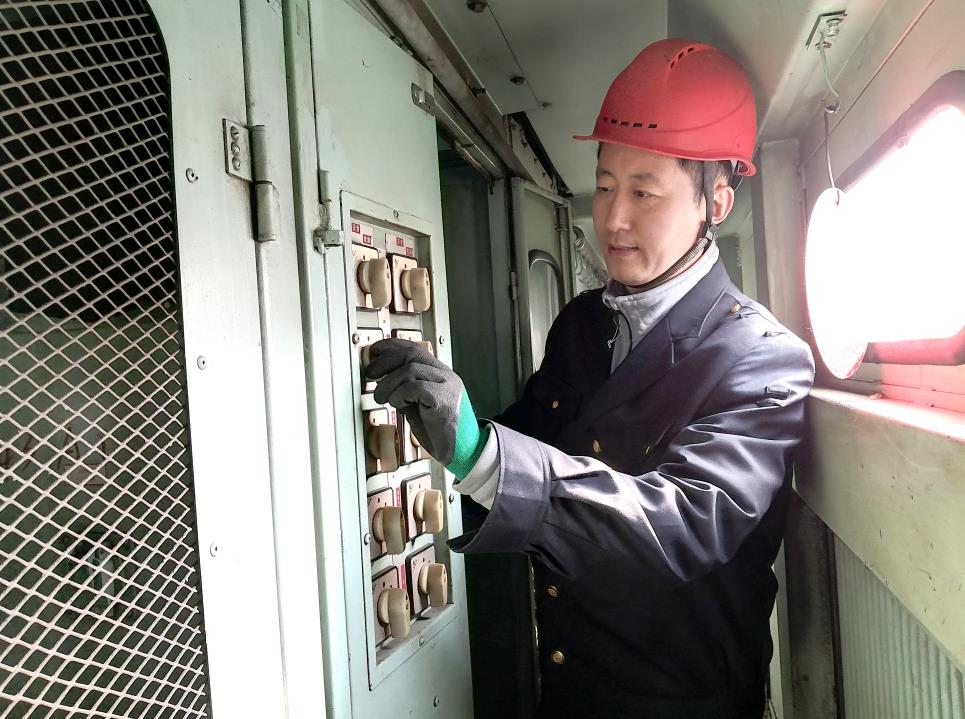 韓文盛認真檢查低壓柜。