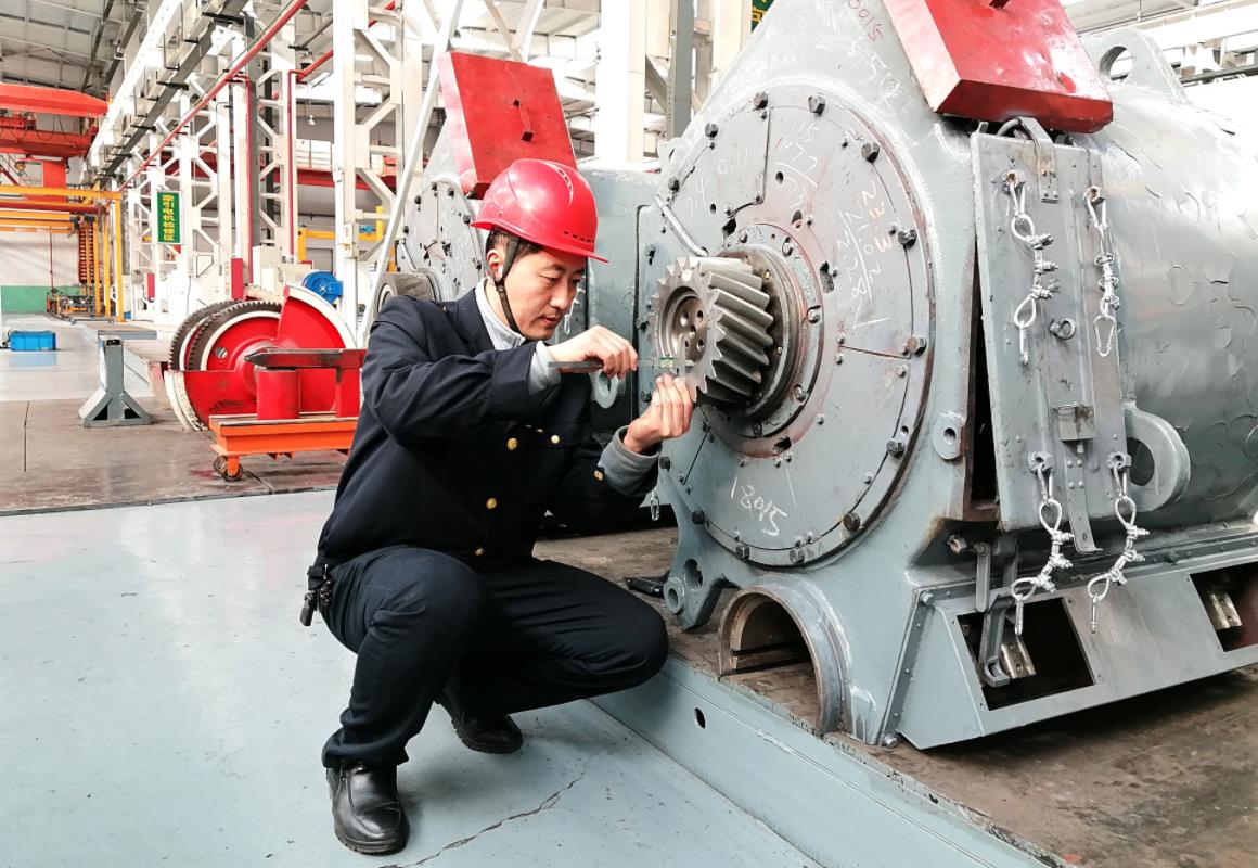 韓文盛用深度尺測量牽引電機主動齒輪裝入量。