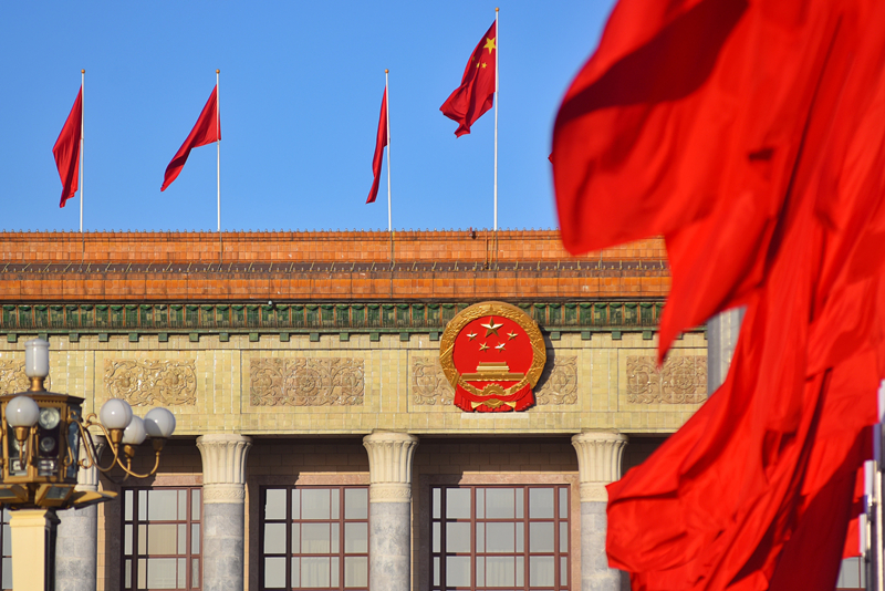 2024年3月8日，北京上空現(xiàn)“兩會藍”，人民大會堂前紅旗飄揚。