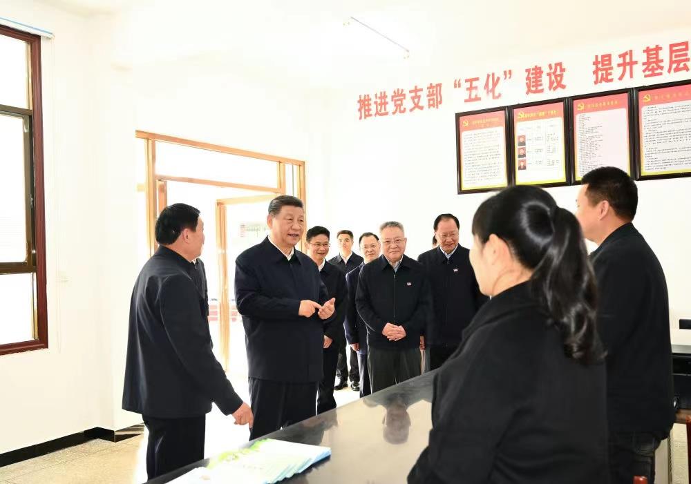 △2024年3月19日，習(xí)近平總書記在湖南常德市鼎城區(qū)謝家鋪鎮(zhèn)港中坪村黨群服務(wù)中心了解當(dāng)?shù)貫榛鶎訙p負(fù)、提升基層治理效能等情況。