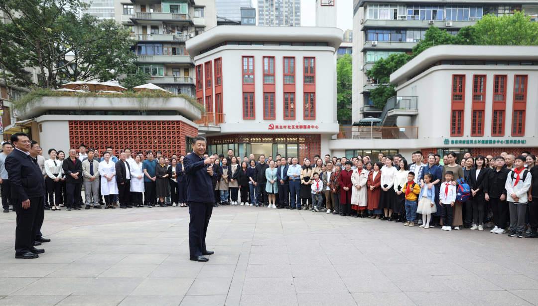 △2024年4月22日，習(xí)近平總書記來到重慶九龍坡區(qū)謝家灣街道民主村社區(qū)考察。