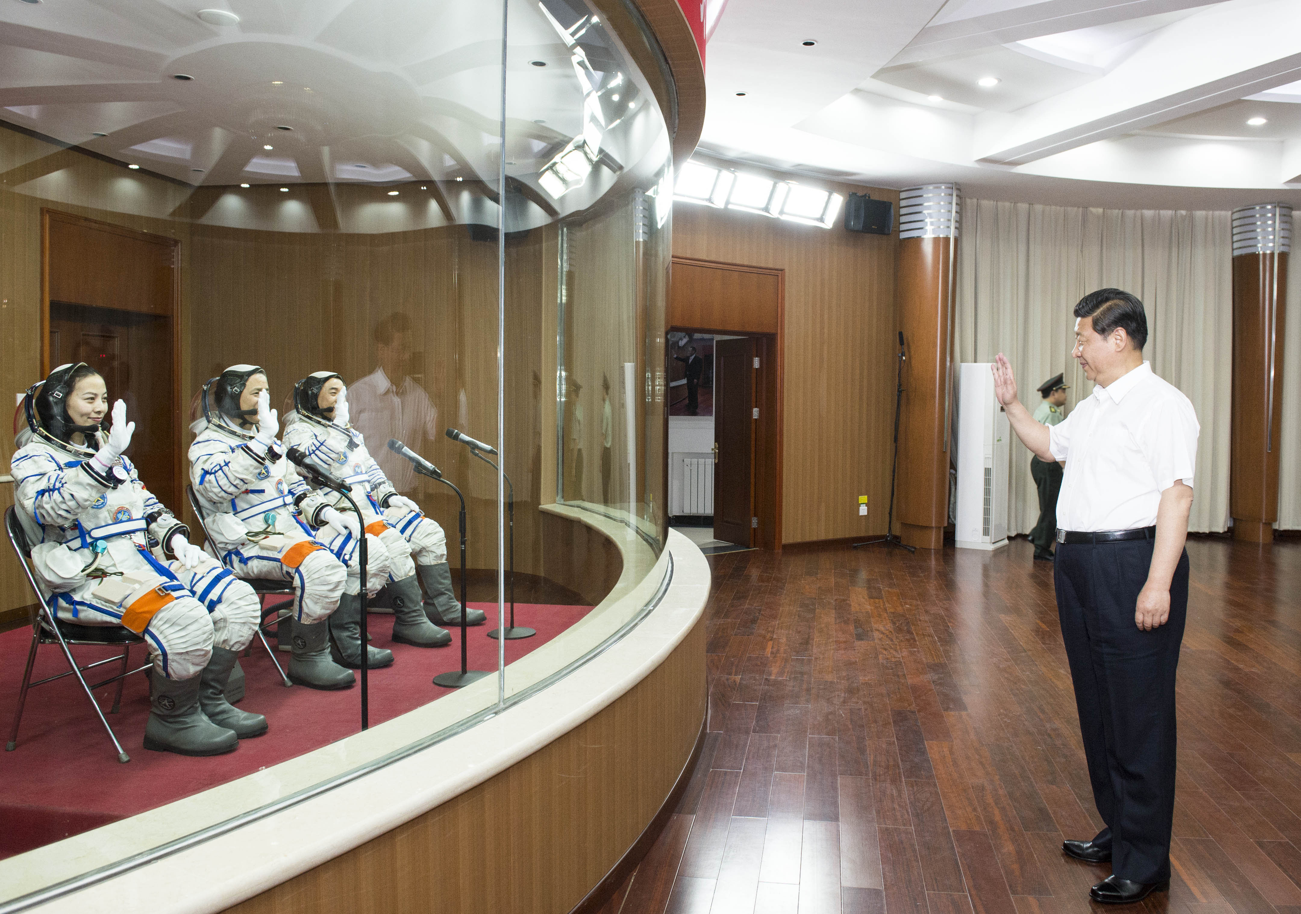 2013年6月11日，習(xí)近平總書記在酒泉衛(wèi)星發(fā)射中心觀看神舟十號載人飛船發(fā)射。這是習(xí)近平向即將出征的航天員聶海勝、張曉光、王亞平揮手致意。