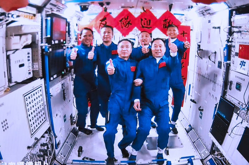 2023年5月30日，在北京航天飛行控制中心拍攝的神舟十五號航天員乘組與神舟十六號航天員乘組拍下“全家?！钡漠嬅?。