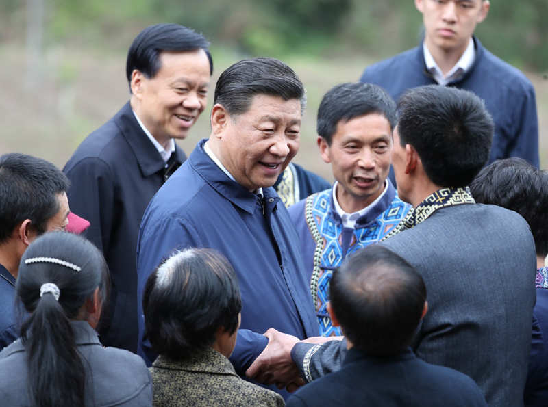 2019年4月15日至17日，中共中央總書記、國(guó)家主席、中央軍委主席習(xí)近平在重慶考察，并主持召開解決“兩不愁三保障”突出問題座談會(huì)。這是4月15日下午，習(xí)近平在石柱土家族自治縣中益鄉(xiāng)華溪村同村民親切交流。新華社記者 丁海濤 攝