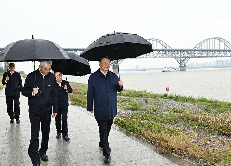 2023年10月10日至13日，中共中央總書記、國(guó)家主席、中央軍委主席習(xí)近平在江西考察。這是10日下午，習(xí)近平在長(zhǎng)江國(guó)家文化公園九江城區(qū)段考察時(shí)，冒雨沿江堤步行察看沿岸風(fēng)貌。新華社記者 謝環(huán)馳 攝