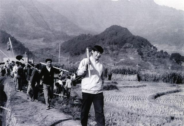 1989年12月2日，時任中共寧德地委書記的習近平帶領地直機關千余名干部到寧德縣南漈水利工地參加清溝排障修整水渠勞動。新華社發(fā)