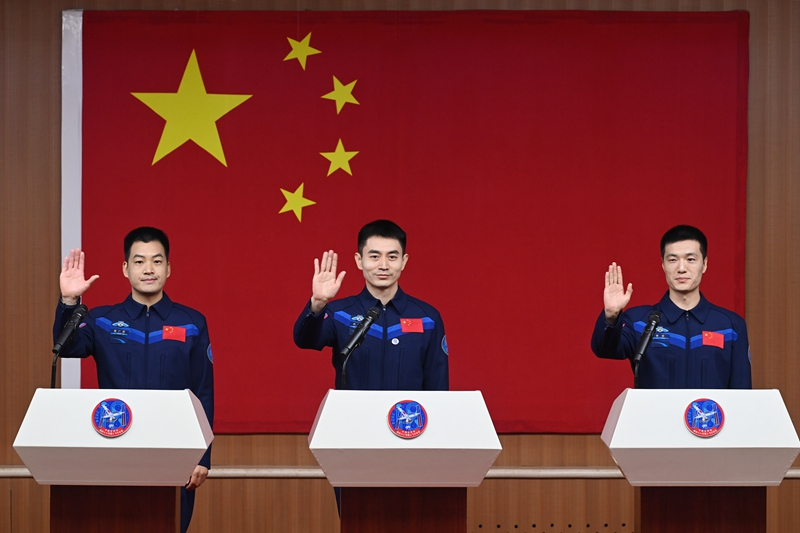 2024年月24日，神舟十八號(hào)載人飛行任務(wù)航天員葉光富（中）、李聰（右）、李廣蘇在酒泉衛(wèi)星發(fā)射中心問天閣與媒體記者集體見面。