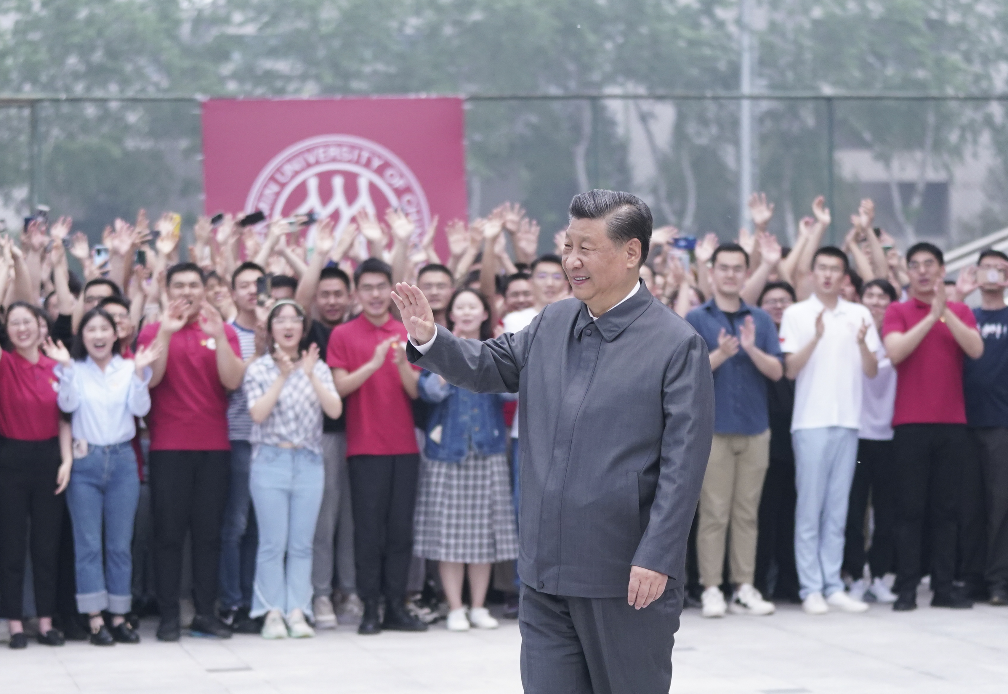 2022年4月25日，習(xí)近平總書記來到中國人民大學(xué)考察調(diào)研。這是習(xí)近平向師生們揮手致意。