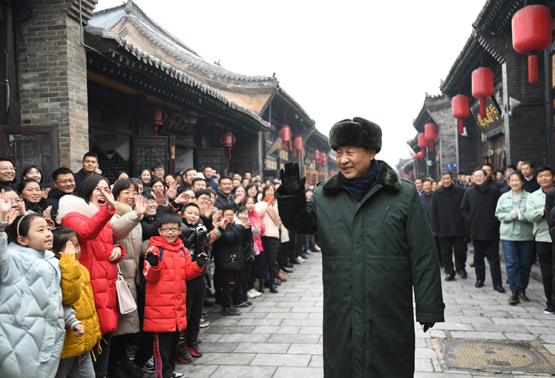 2022年1月27日，習(xí)近平總書記在平遙古城向現(xiàn)場群眾揮手致意。