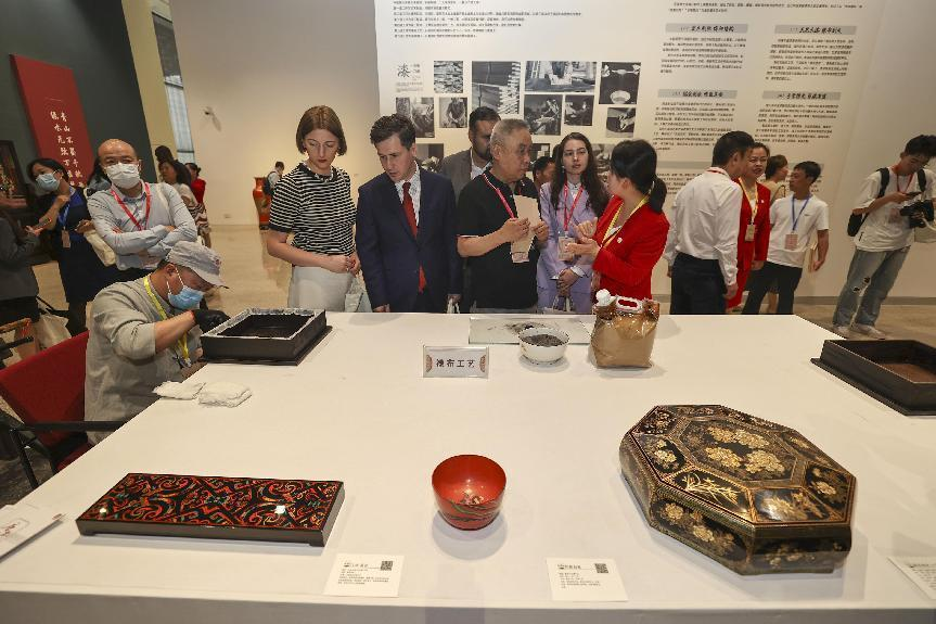 2023年5月28日，北京，推光漆器匠人為駐華使節(jié)展示技藝。