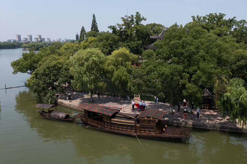 2022年7月27日，南湖紅船?？吭谡憬〖闻d市南湖旅游區(qū)的湖心島旁。
