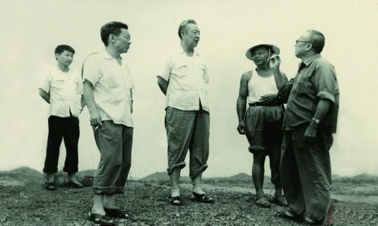 1978年8月，習(xí)仲勛（左三）在廣東惠陽農(nóng)村調(diào)研。在清華大學(xué)讀書的習(xí)近平（左一）利用暑假時(shí)間參加社會(huì)實(shí)踐，隨同父親一起下鄉(xiāng)。