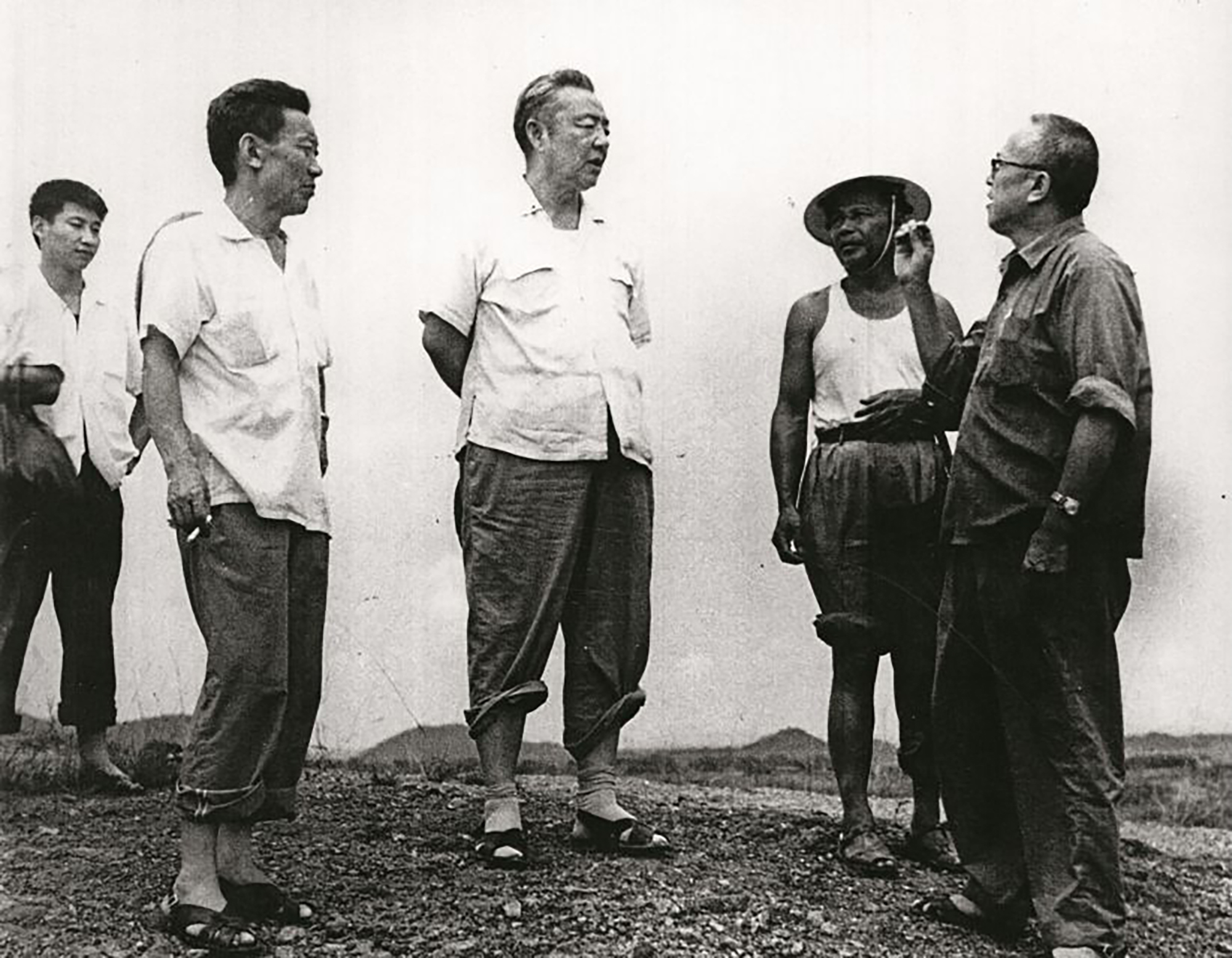 1978年8月5日，習(xí)仲勛（中）在廣東惠陽地區(qū)調(diào)研。左二為廣東省委農(nóng)村工作部副部長杜瑞芝，右一為惠陽地委書記李富林。 左一為當(dāng)時正在清華大學(xué)暑期的習(xí)近平。