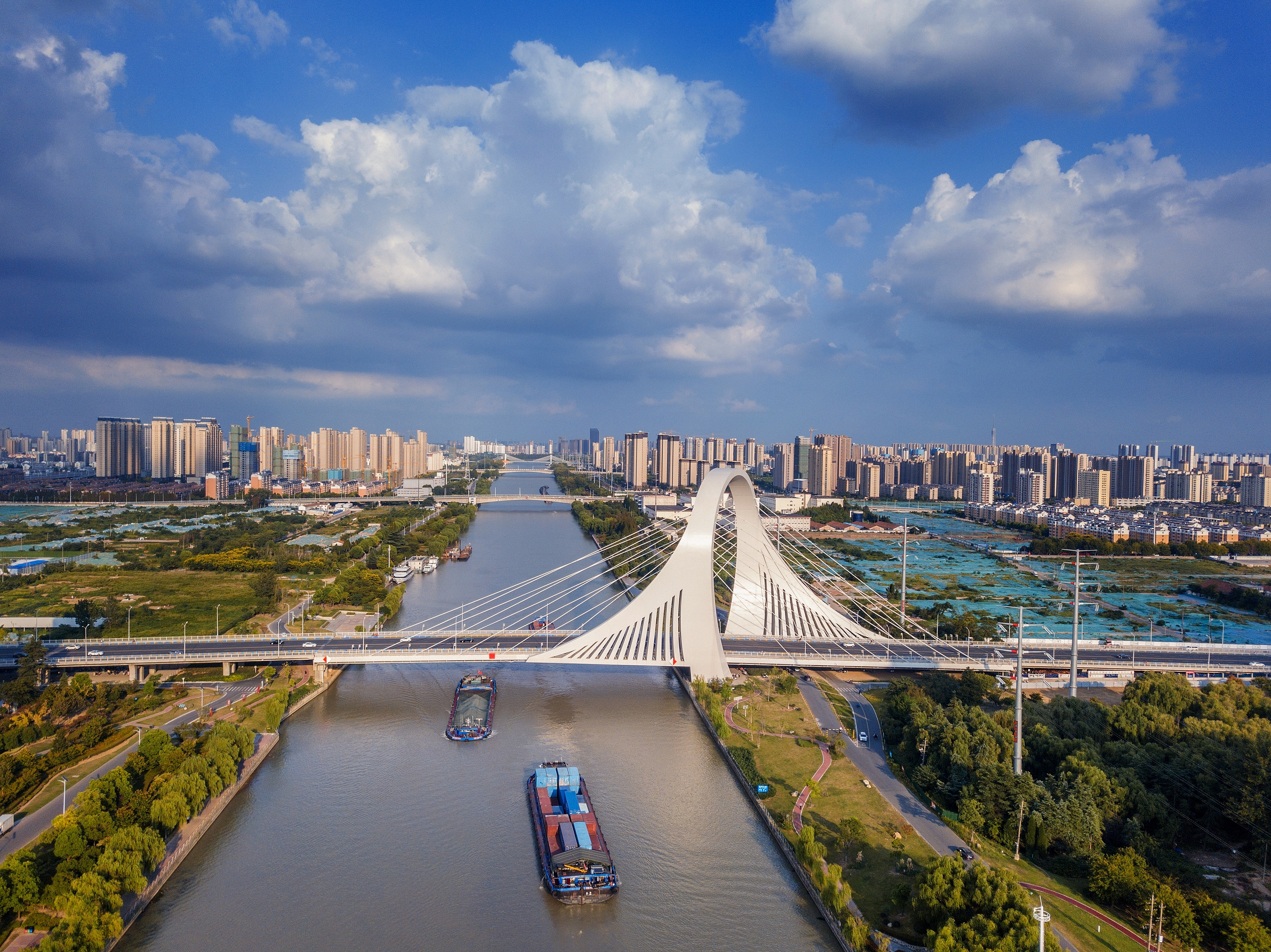 2022年9月12日，幾艘船舶行駛在江蘇淮安運(yùn)河大橋附近。