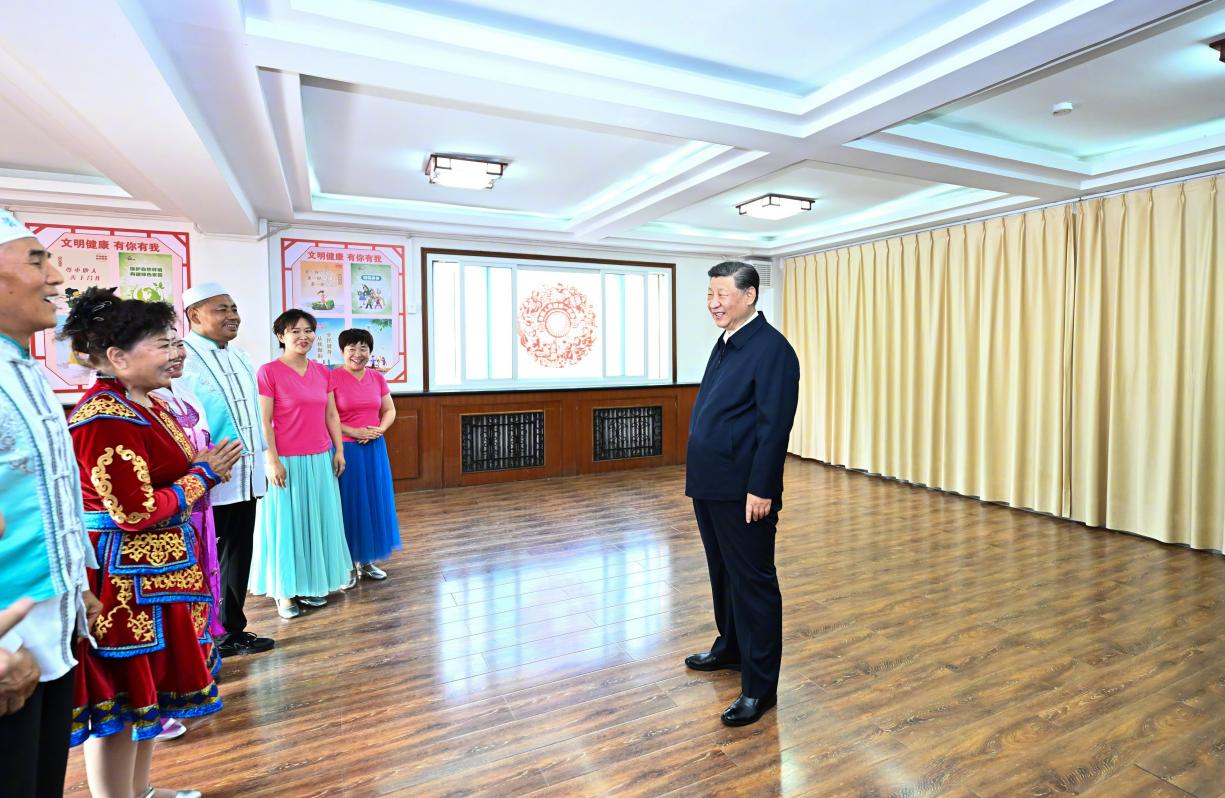 6月19日下午，習(xí)近平總書記在銀川市金鳳區(qū)長城花園社區(qū)活動室考察時(shí)，同社區(qū)居民親切交流。