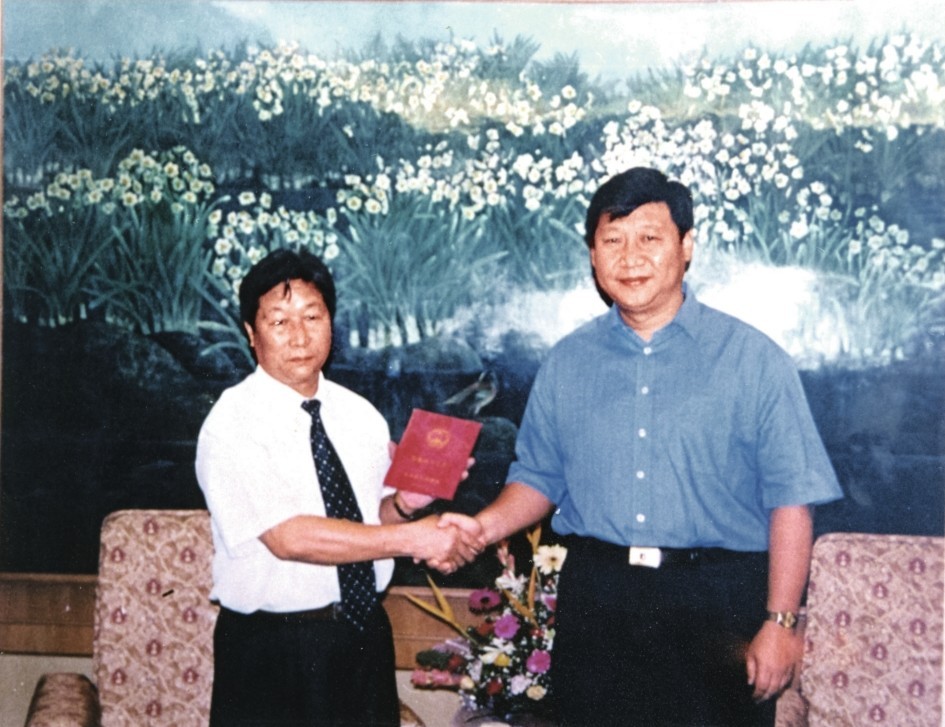 2000年7月，習(xí)近平為福建農(nóng)林大學(xué)教授林占熺頒發(fā)福建省政府“一等功”榮譽證書。圖源：《習(xí)近平在福建》（下）