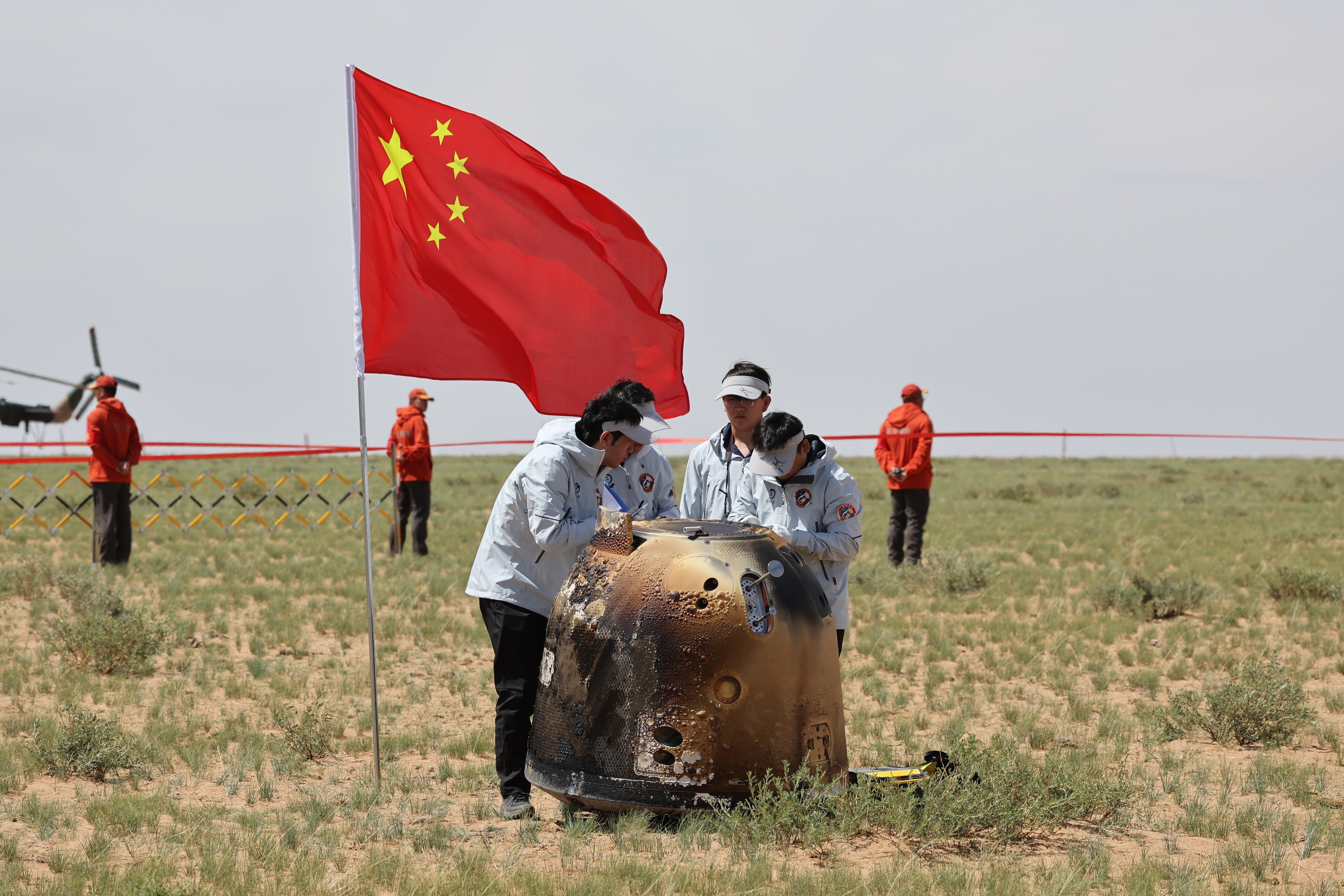 6月25日拍攝的嫦娥六號(hào)返回器回收現(xiàn)場(chǎng)。