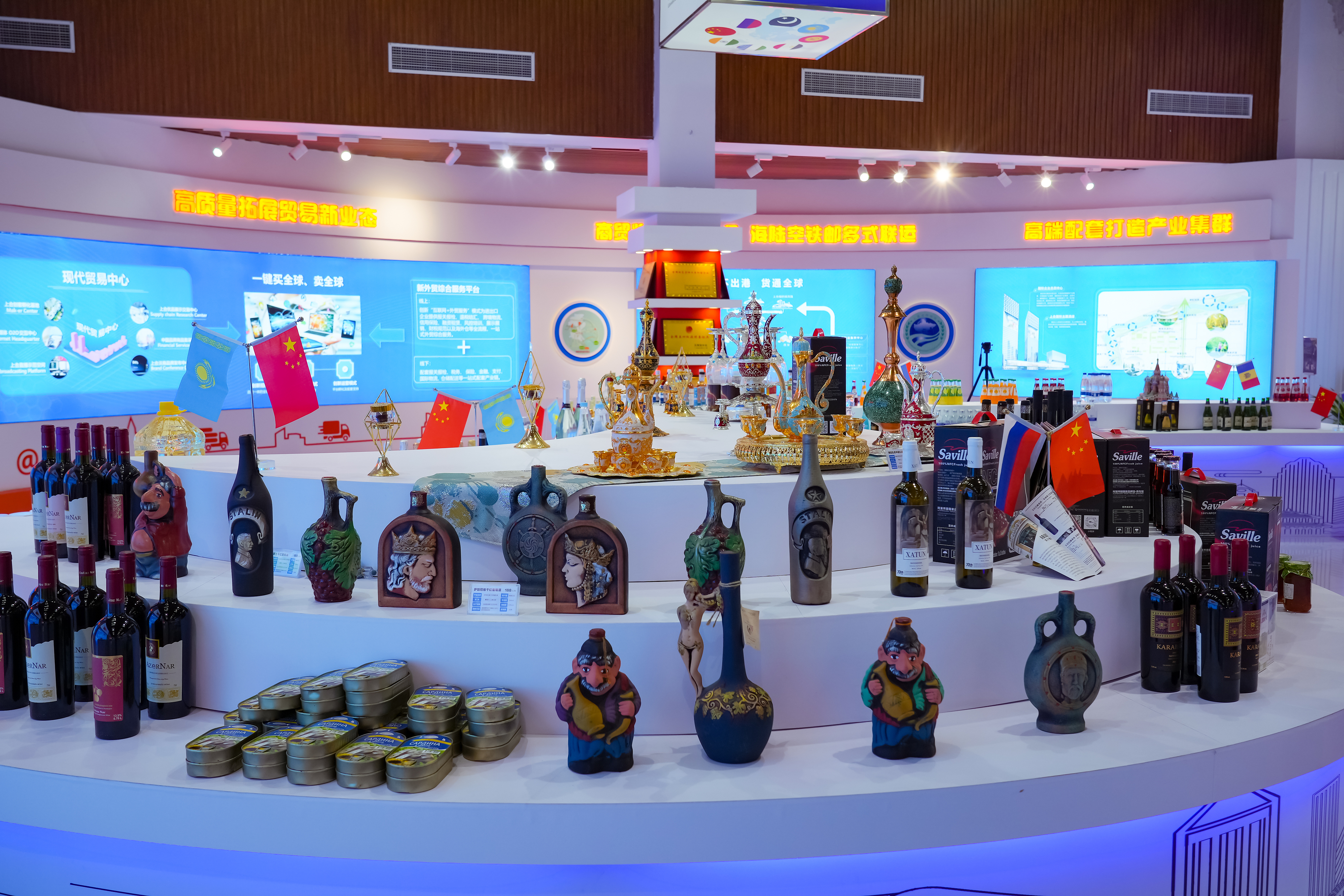 2022年10月19日，青島，上合示范區(qū)展出的上合國家特色商品。