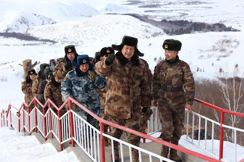  2014年1月26日上午，習(xí)近平來(lái)到內(nèi)蒙古邊防某團(tuán)三角山哨所，看望正在執(zhí)勤的戰(zhàn)士。新華社記者 李剛 攝