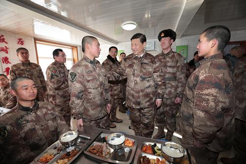 2014年1月26日中午，習(xí)近平來(lái)到連隊(duì)食堂，同戰(zhàn)士們一起用餐。新華社記者 李剛 攝