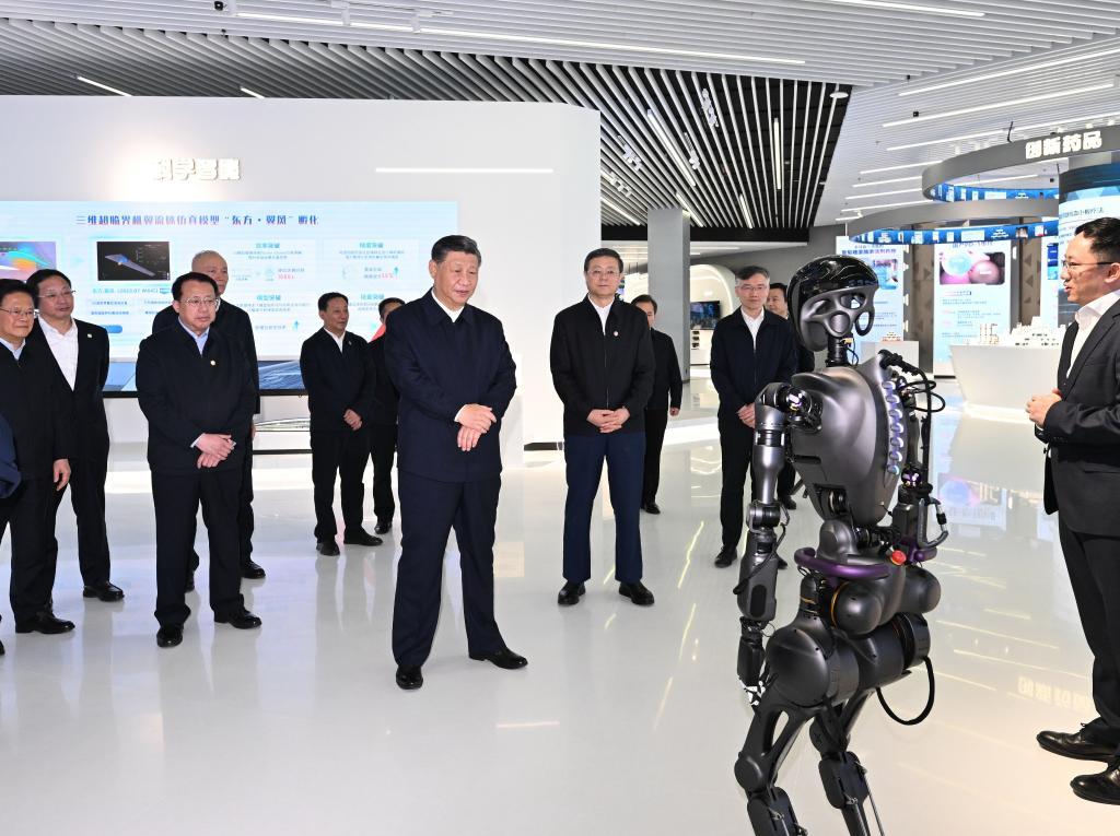 2023年11月28日下午，習近平在浦東新區(qū)張江科學城參觀上?？萍紕?chuàng)新成果展。新華社記者 謝環(huán)馳 攝