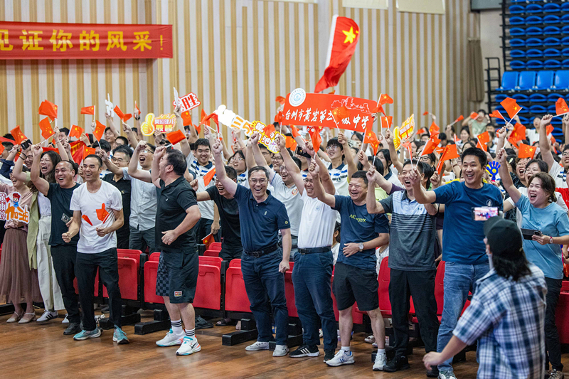 北京時(shí)間7月27日，2024年巴黎奧運(yùn)會(huì)首個(gè)比賽日，在射擊10米氣步槍混合團(tuán)體比賽中，中國選手黃雨婷/盛李豪獲得金牌。圖為黃雨婷的母校師生們通過收看奧運(yùn)直播的方式為她加油助威。