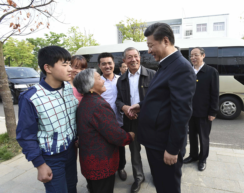 2016年4月25日，習(xí)近平在安徽省滁州市鳳陽縣小崗村看望當(dāng)年大包干帶頭人嚴(yán)金昌（右三）一家。