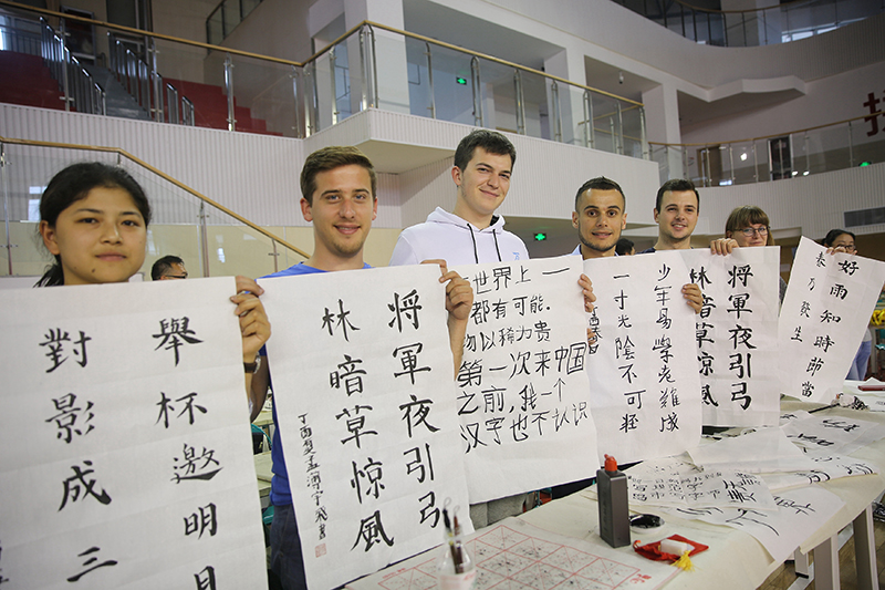 2017年6月5日，來自青島大學(xué)和中國(guó)石油大學(xué)（華東）的外國(guó)留學(xué)生在展示剛剛現(xiàn)場(chǎng)完成的書法作品。