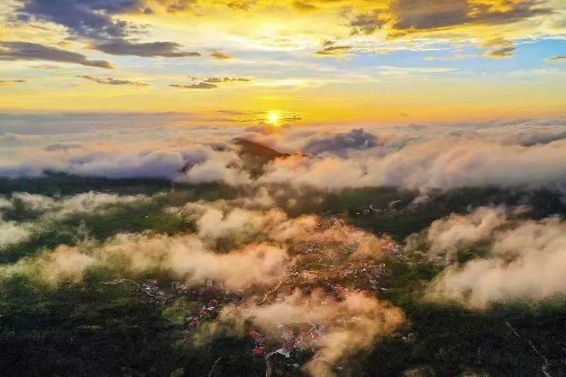 圖為云霧繚繞的軍營村，群山盡翠，紅瓦掩映。廈門市委宣傳部供圖
