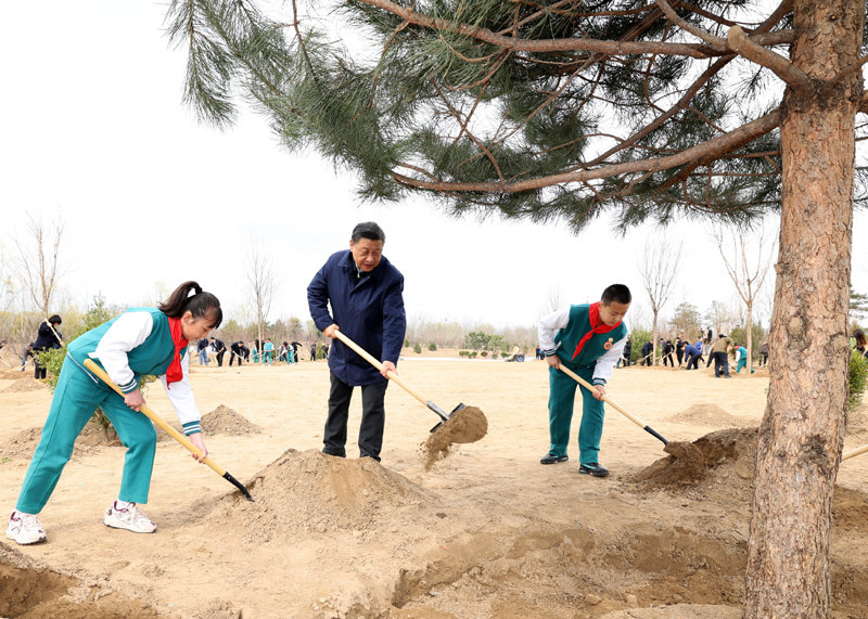 2022年3月，習(xí)近平總書記來(lái)到北京市大興區(qū)黃村鎮(zhèn)參加首都義務(wù)植樹活動(dòng)，同大家一起植樹。新華社記者 黃敬文 攝