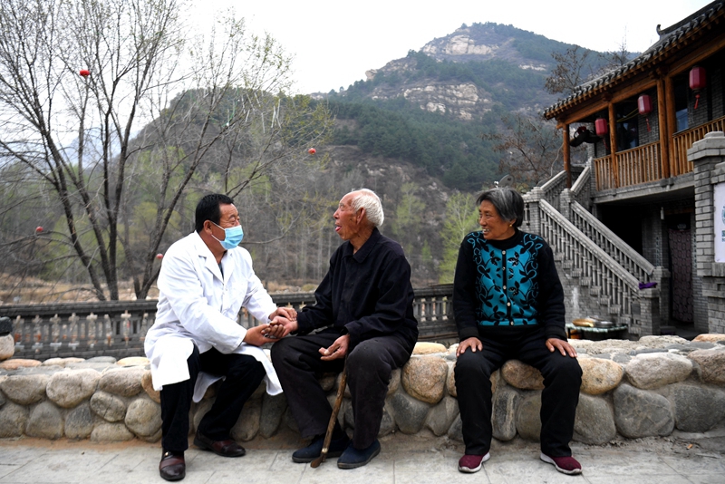 2020年4月15日，在河北阜平縣龍泉關鎮(zhèn)駱駝灣村，村醫(yī)霍建國為村民把脈。