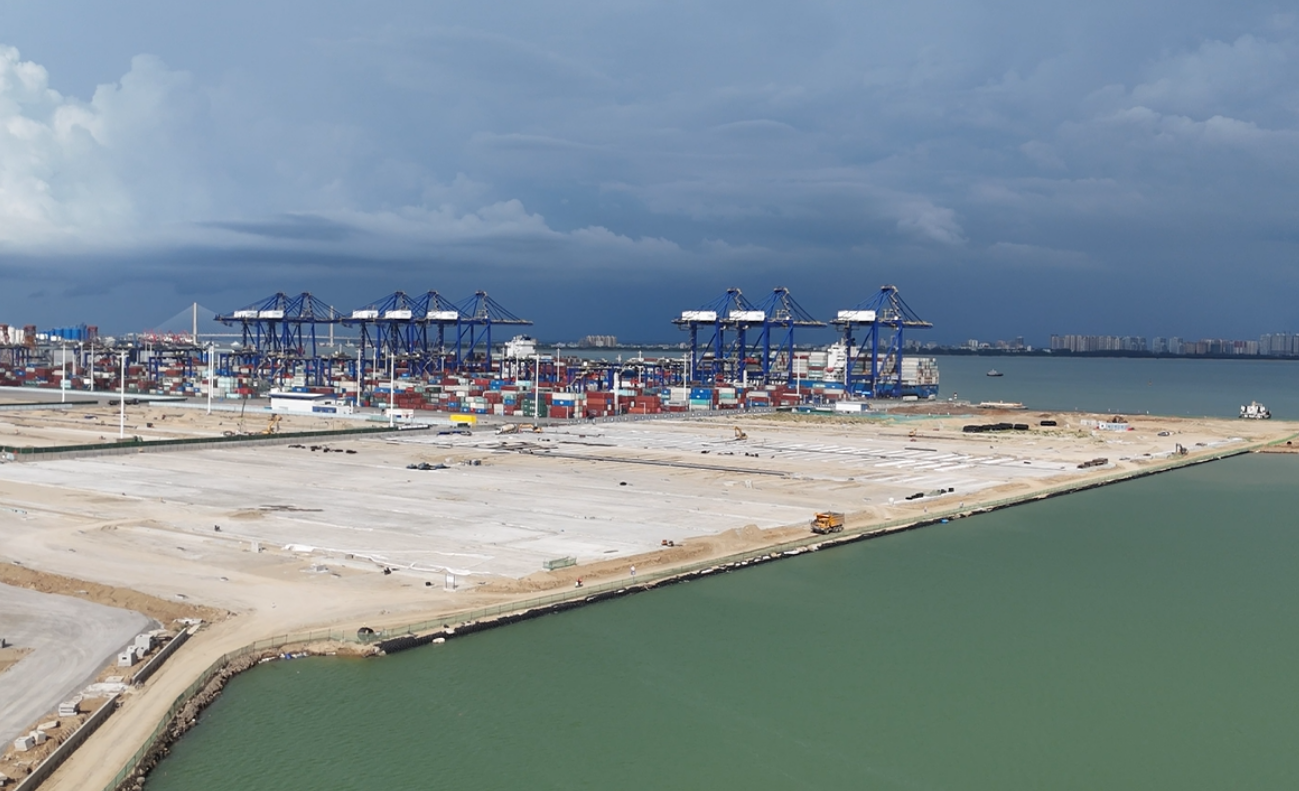 海南洋浦區(qū)域國際集裝箱樞紐港擴(kuò)建工程項目現(xiàn)場。人民網(wǎng)記者 牛良玉攝