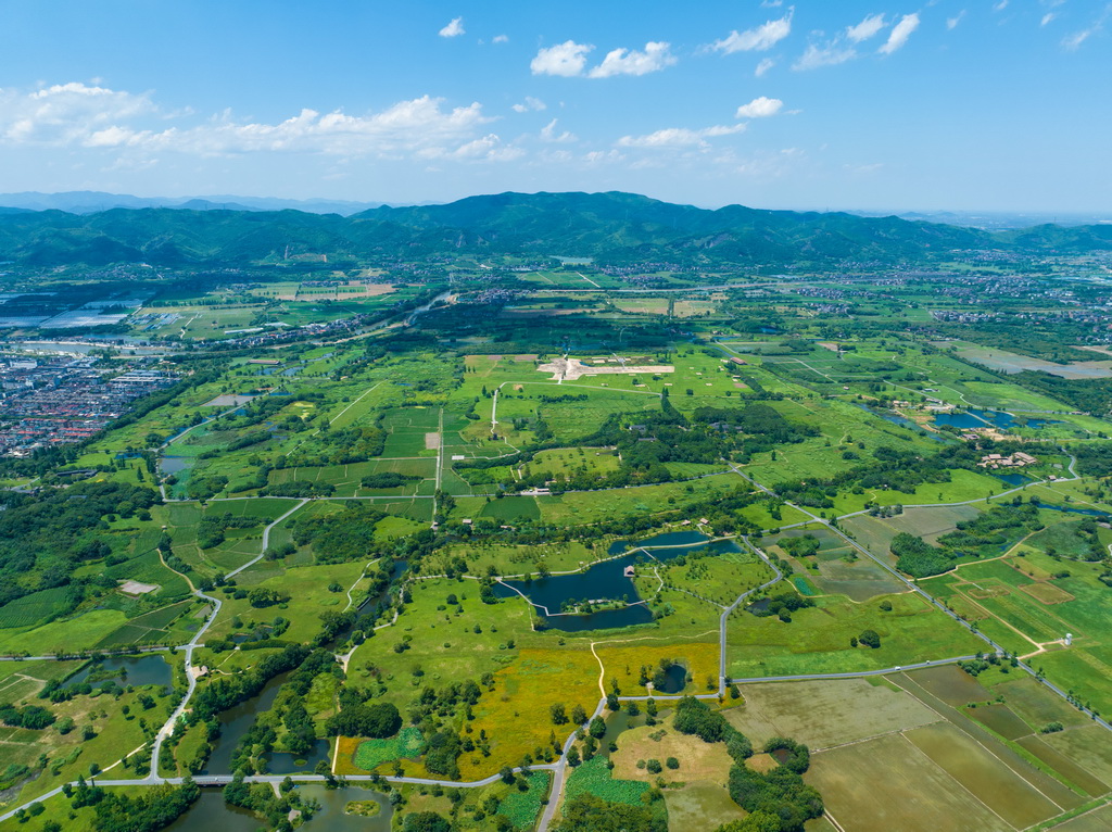 2024年7月4日拍攝的杭州良渚古城遺址公園全景（無人機(jī)照片）。新華社記者 江漢 攝