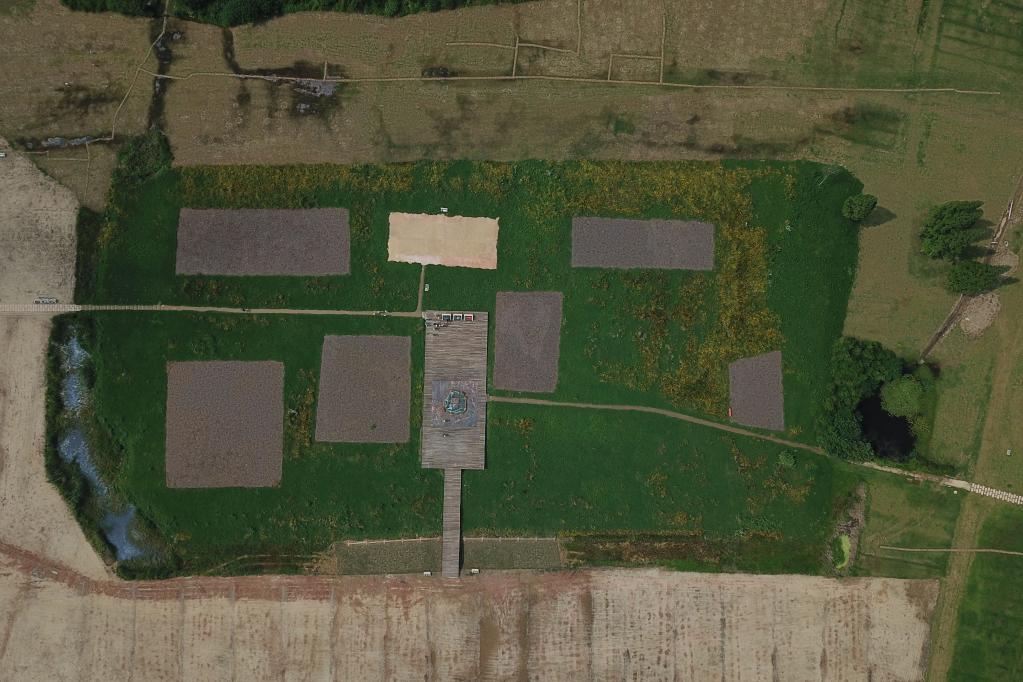 2019年6月23日無人機(jī)拍攝的良渚國(guó)家考古遺址公園的宮殿區(qū)。 新華社記者 黃宗治 攝