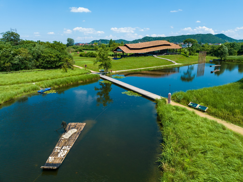 2024年7月4日拍攝的杭州良渚古城遺址公園南城墻遺址展示點(diǎn)（無人機(jī)照片）。新華社記者 江漢 攝