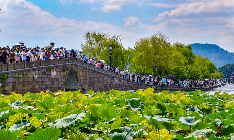 2024年10月4日，杭州西湖景區(qū)迎來國(guó)慶假期旅游高峰。