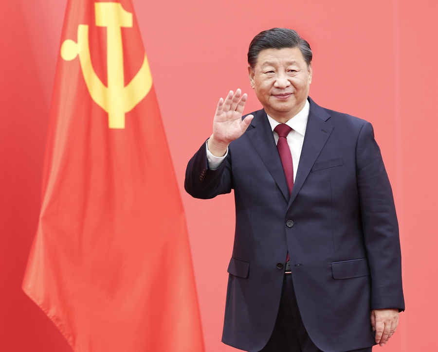 2022年10月23日，習(xí)近平在北京人民大會堂同采訪中共二十大的中外記者親切見面。