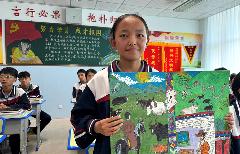 果洛西寧民族中學(xué)學(xué)生尼東拉毛在主題思政課上展示表現(xiàn)現(xiàn)代化家鄉(xiāng)的作品。