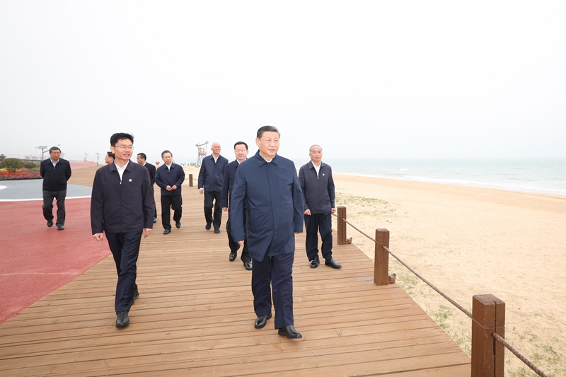 2024年5月22日，習(xí)近平總書記在山東日照陽(yáng)光海岸綠道考察。