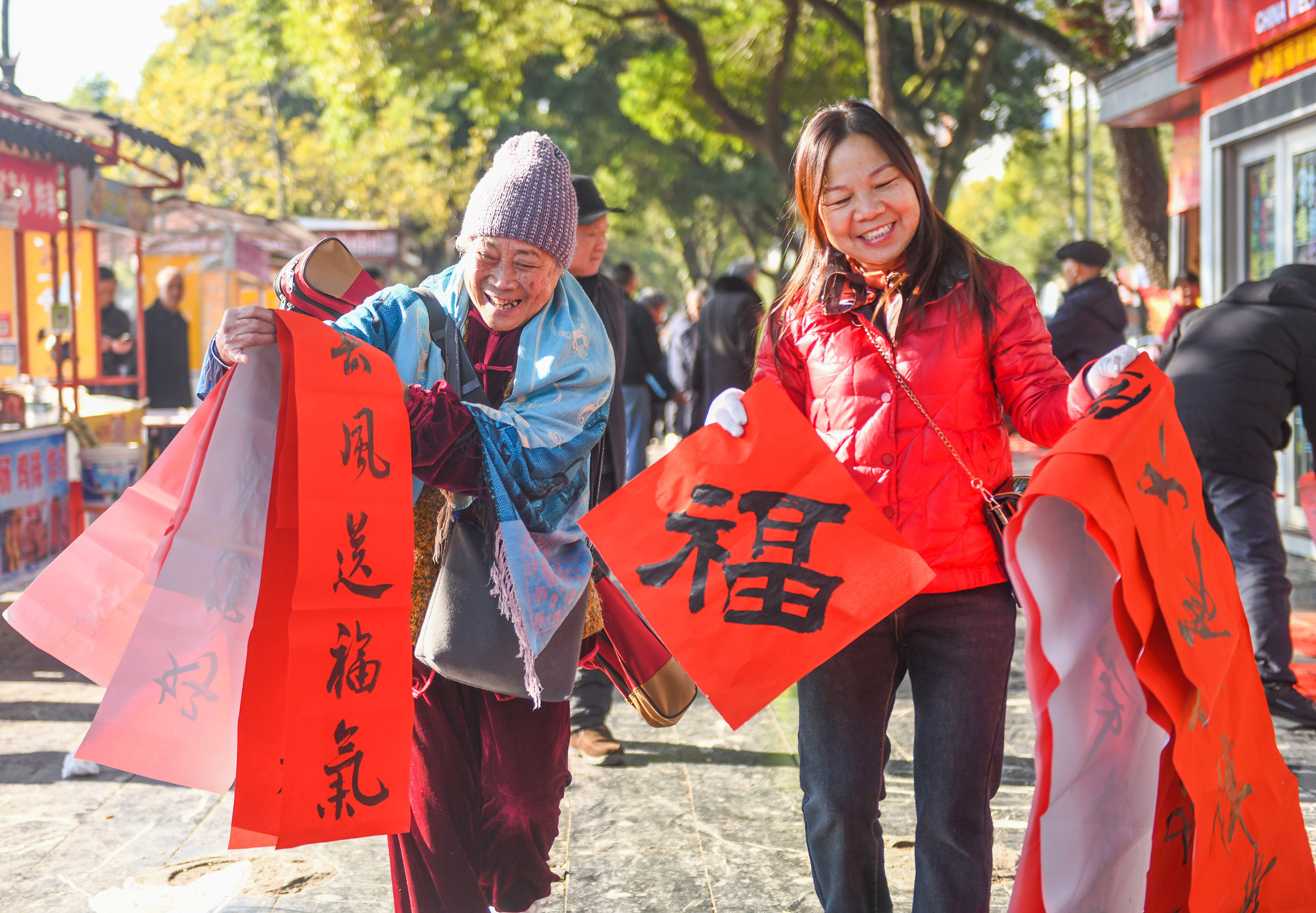 2025年1月13日，在湖南省永州市道縣西洲公園義工崗?fù)?，市民們領(lǐng)到了書法志愿者為大家書寫的春聯(lián)。