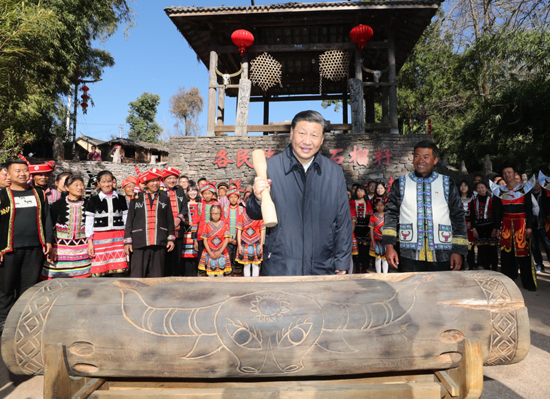 2020年1月19日，習(xí)近平總書(shū)記在云南省騰沖市清水鄉(xiāng)三家村中寨司莫拉佤族村廣場(chǎng)上，敲響三聲佤族木鼓，祝福來(lái)年風(fēng)調(diào)雨順、國(guó)泰民安。