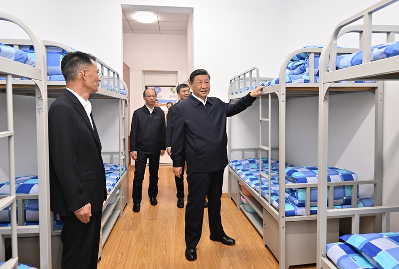 2024年6月18日下午，習(xí)近平總書記在青海果洛西寧民族中學(xué)宿舍樓察看學(xué)生住宿條件。