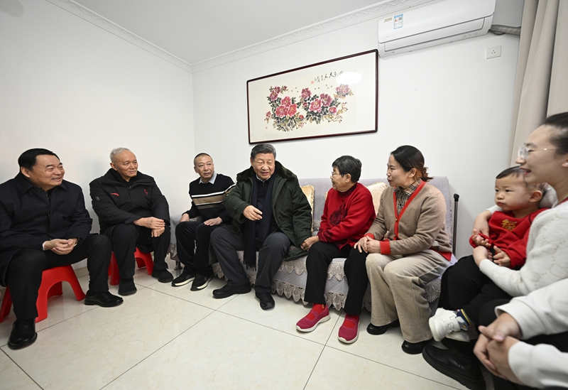2025年1月23日上午，習(xí)近平總書記在遼寧沈陽大東區(qū)長安街道長安小區(qū)考察時(shí)，走進(jìn)居民郎素蘭家中看望。