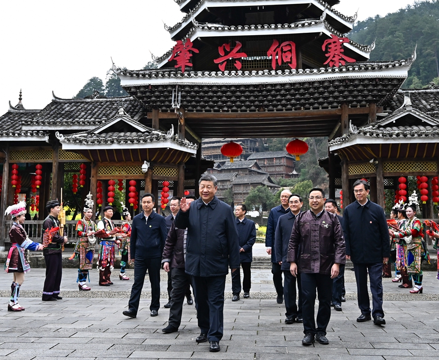 2025年3月17日下午，習(xí)近平在黔東南州黎平縣肇興侗寨考察時，在寨門口向身著民族盛裝歡迎的村民揮手致意。新華社記者 燕雁 攝