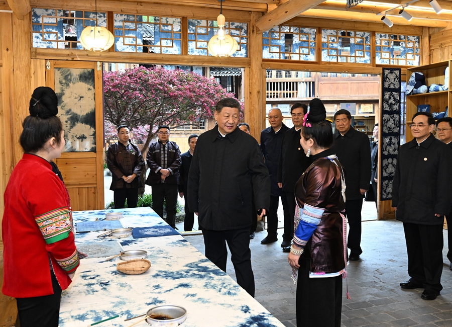 2025年3月17日下午，習(xí)近平在黔東南州黎平縣肇興侗寨侗鄉(xiāng)特色產(chǎn)業(yè)基地考察。新華社記者 謝環(huán)馳 攝