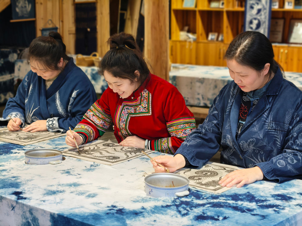 2025年3月14日，村民在肇興侗寨內(nèi)制作蠟染。圖片來源：新華社
